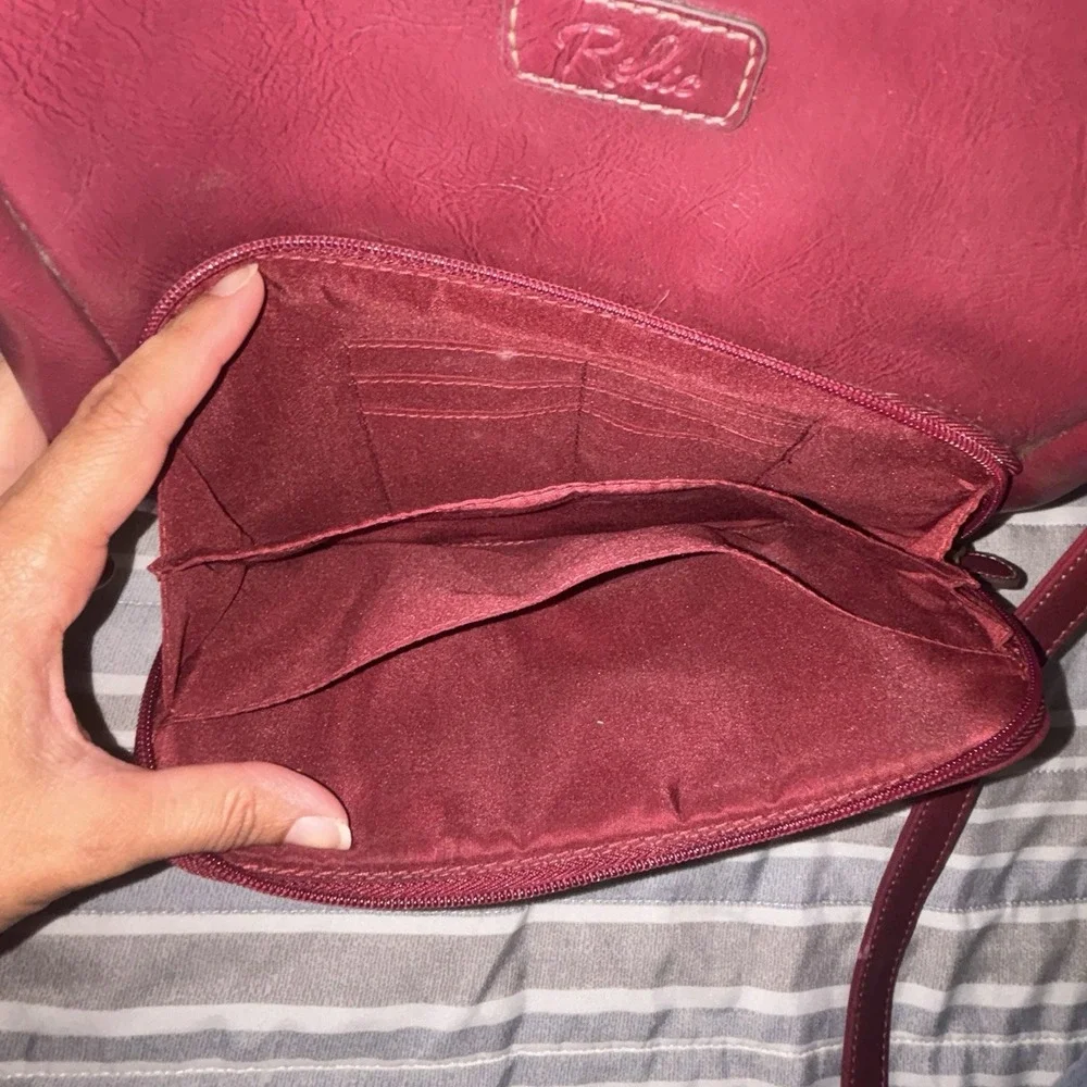 Relic Burgundy Crossbody Bag Zip Adjustable Strap Inner Pockets Gold Hardware